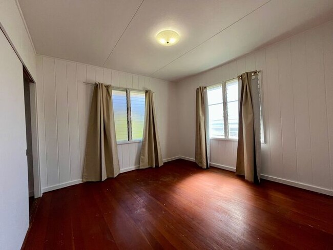 Building Photo - Kaimuki: 3 Bed, 2 Bath House w/ 2 Car Gara...