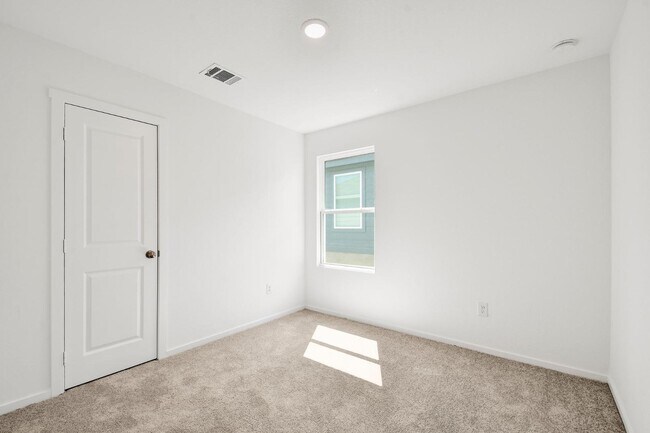 Building Photo - 538 Paul Cyn