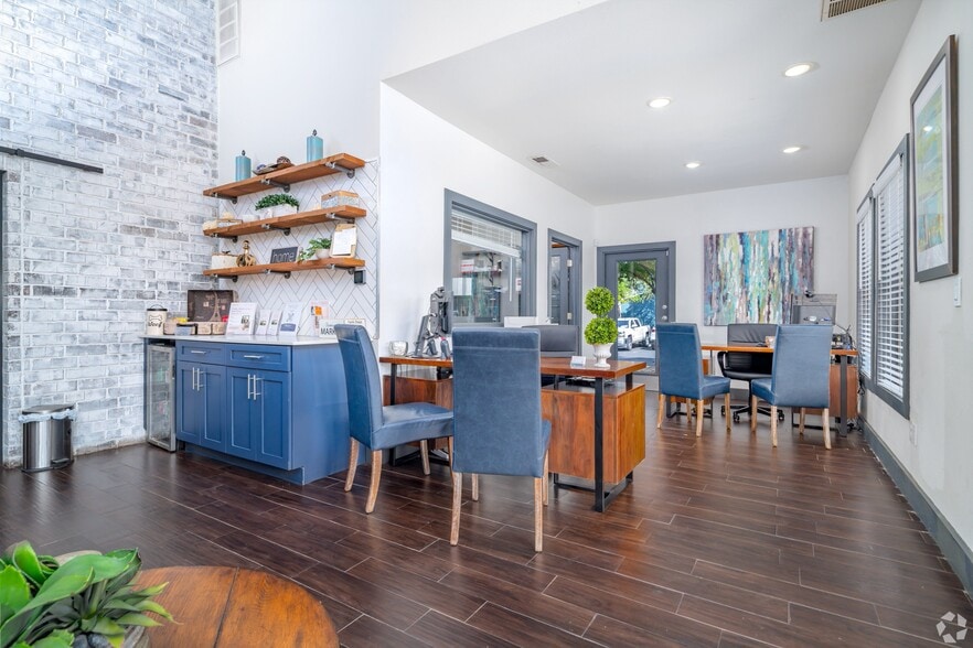 Building Photo - Apex Apartments