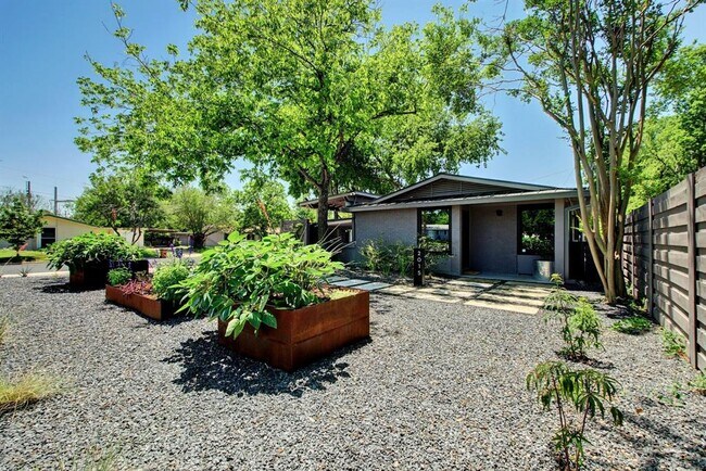 Building Photo - 2015 Eaton Ln