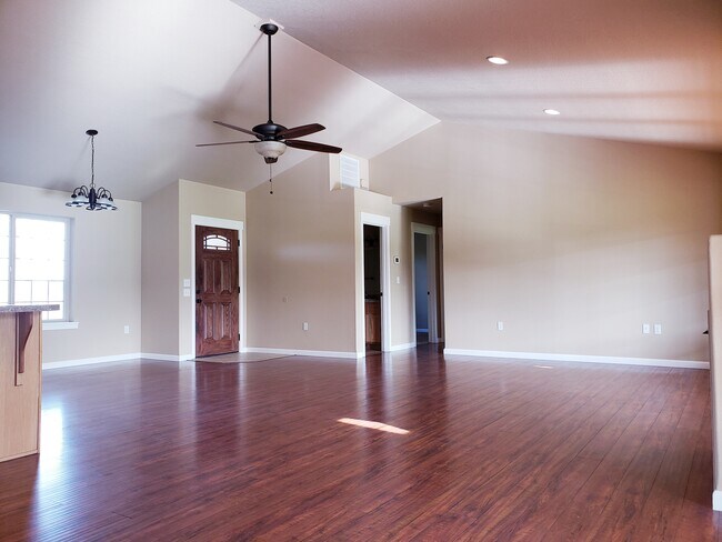 Building Photo - 28450 Pleasant Valley Rd