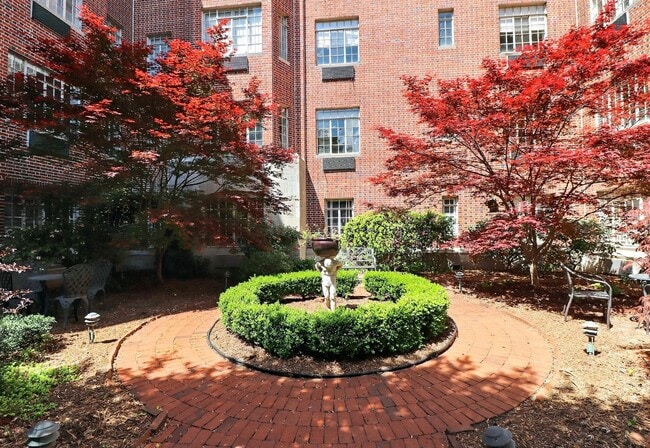 Building Photo - Absolutely stunning penthouse level unit in the historic Poplar building in Charlotte's tree line...