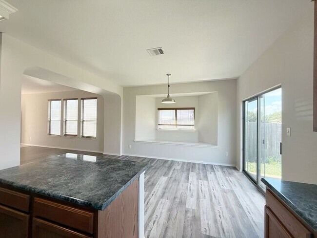 Building Photo - 1722 E Mesa Park Dr
