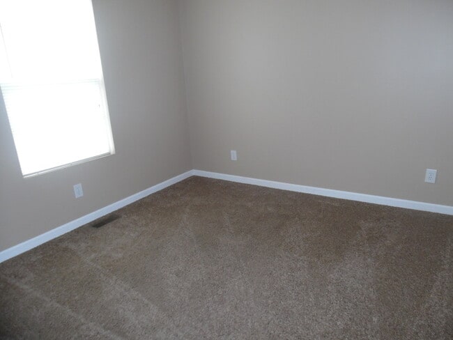 Building Photo - 4-bedroom, 2-bathroom home in a great Eastside Terre Haute location.