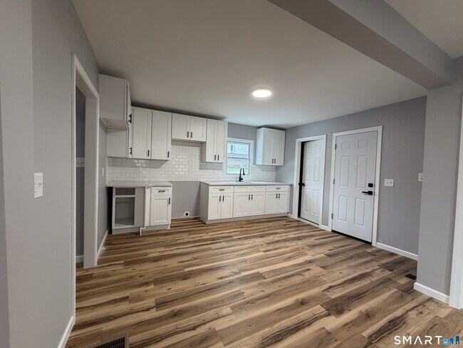 Building Photo - 228 Holly St