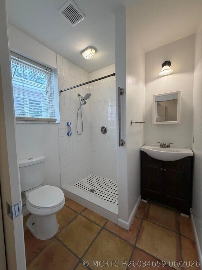 Building Photo - 204 S Seacrest Cir