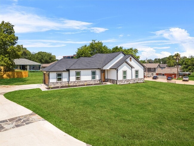 Building Photo - 2315 Progress Dr