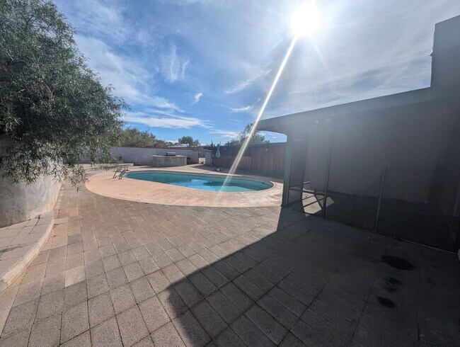 Building Photo - 4 Bedroom and 2 Bath Rental