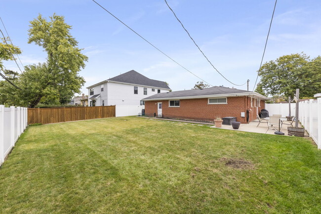 Building Photo - 415 Huntington Ln