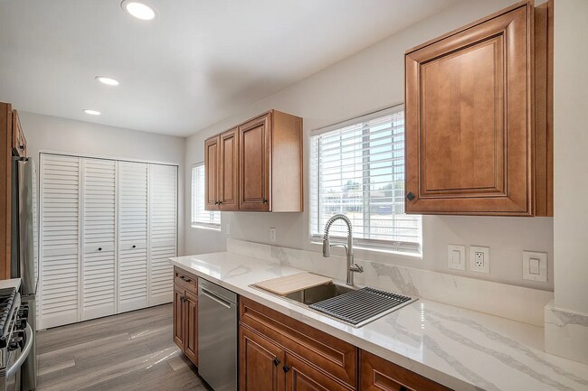 Building Photo - 197 Twin Oaks Cir