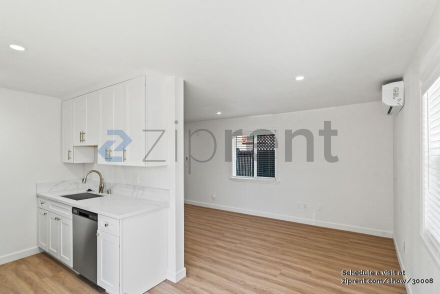 Building Photo - Unit