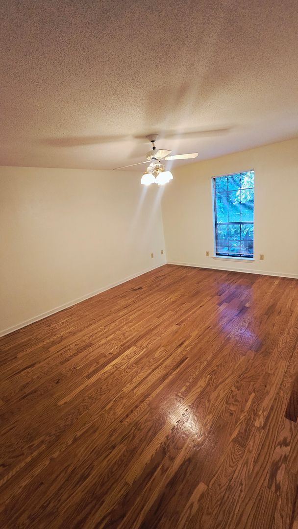 Building Photo - Beautiful Large home off of Mahan