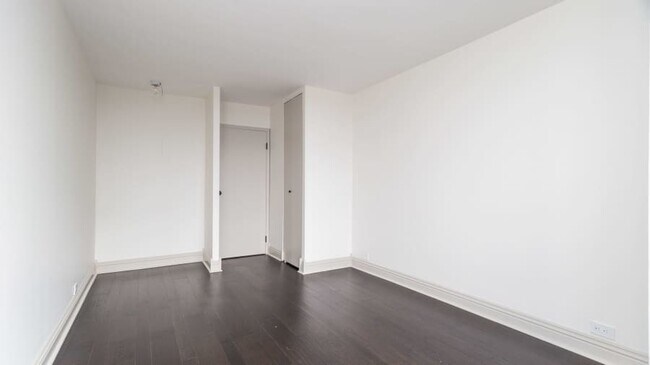 Building Photo - 5415 N Sheridan Rd