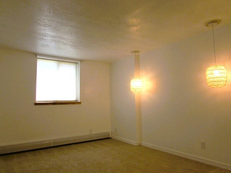 Building Photo - 3150 Lakeside Dr