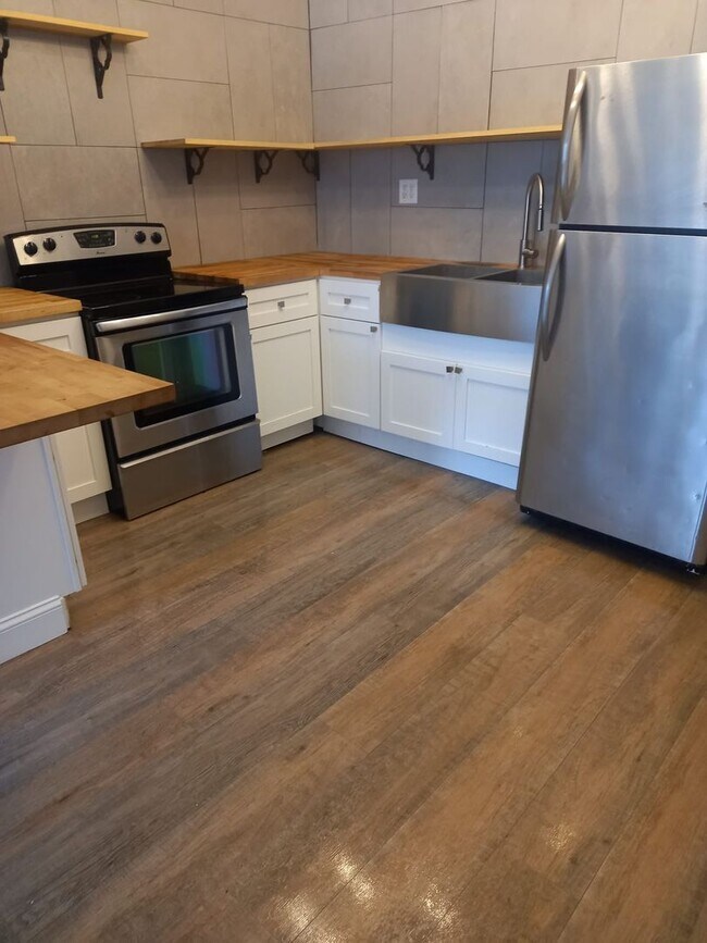 Building Photo - 330 N 5th St