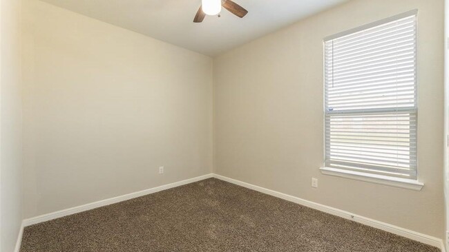 Building Photo - 1000 Meadow Scape Dr