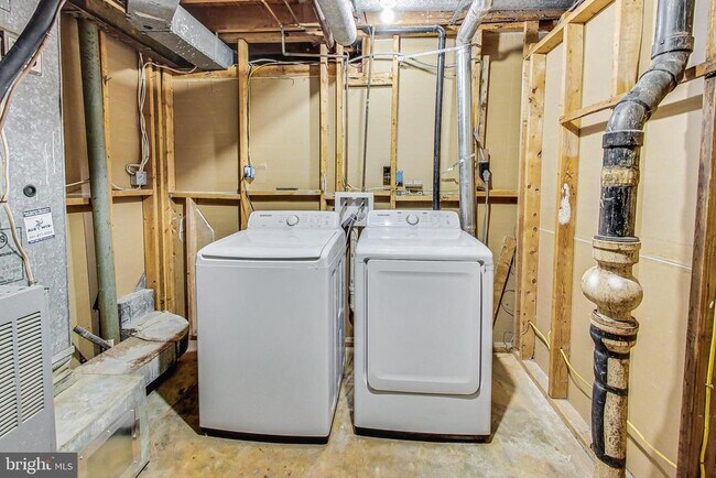 Building Photo - 906 West Side Dr