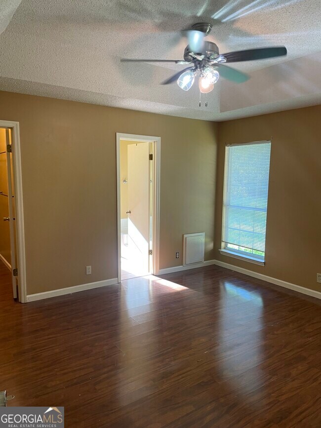 Building Photo - 108 Acorn Ct