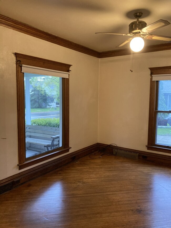 Huge living room - 1409 Main St