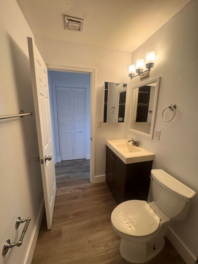 Building Photo - Charming 2 Bedroom with Garage  … (flexibl...
