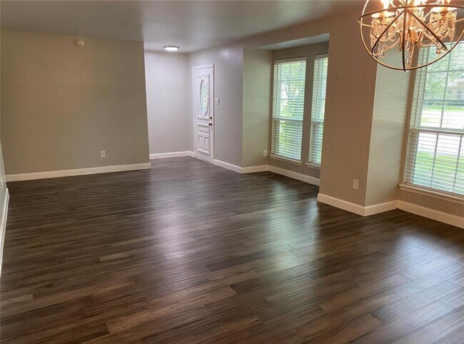 Building Photo - 10301 Briar Forest Dr