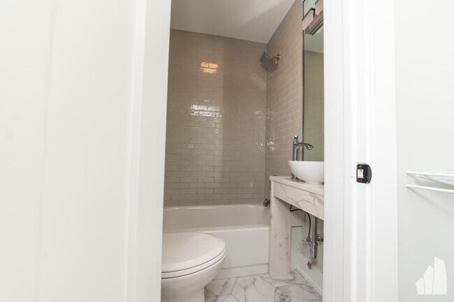 Building Photo - 1 bedroom in Chicago IL 60657