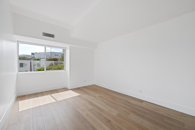 Guest Room - 1155 N La Cienega Blvd