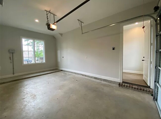 Building Photo - In PROVENANCE For Lease!
