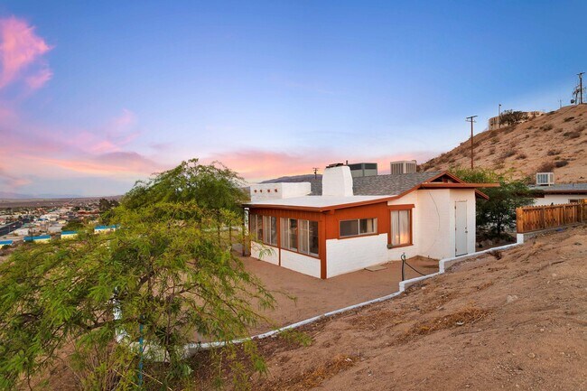Building Photo - 2 Bedroom 1 Bath - Furnished Hilltop Home ...