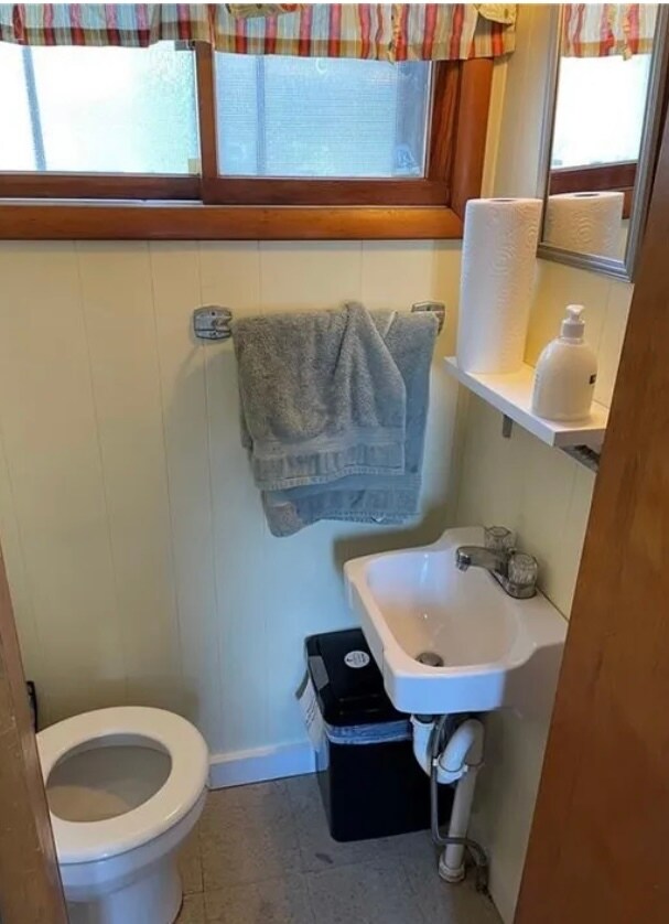 Half bathroom - 1112 N 7th St