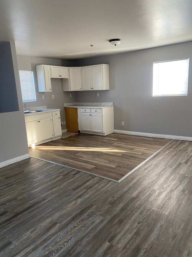 Building Photo - 1841 E 112th St