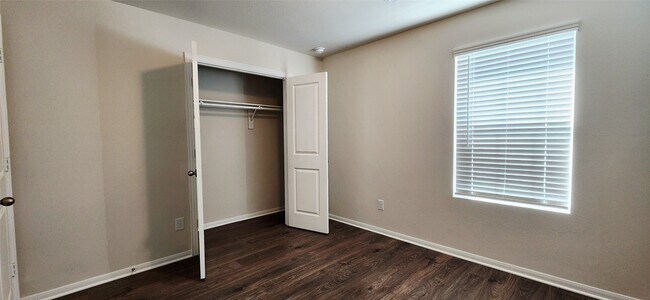 Building Photo - 406 Magnolia Ln