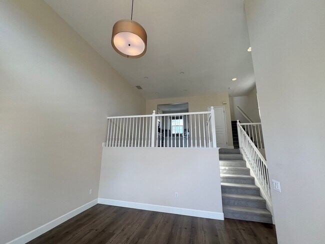 Building Photo - Spacious 1 Bedroom 1 1/2 Bathroom Townhome...