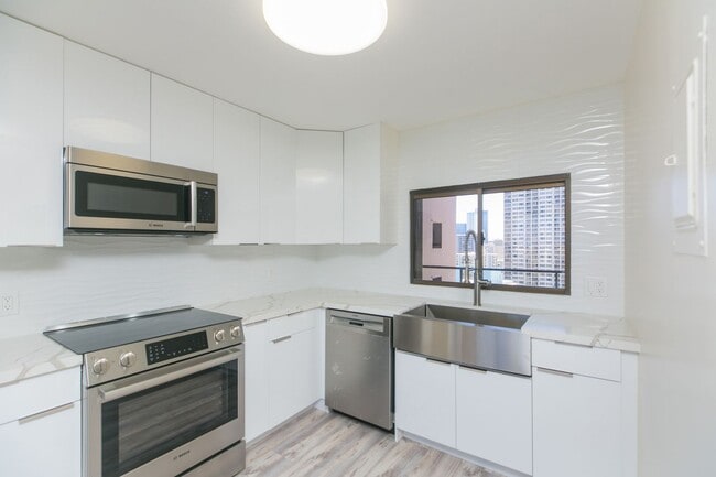 Building Photo - Canterbury Place - Fully renovated with hi...