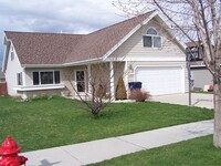 Building Photo - 4 bedroom: Super Clean with new carpet and...