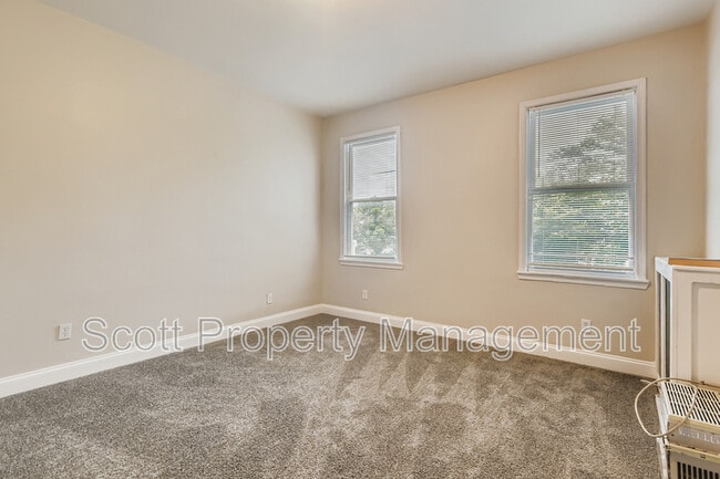 Building Photo - 824 E 33rd St