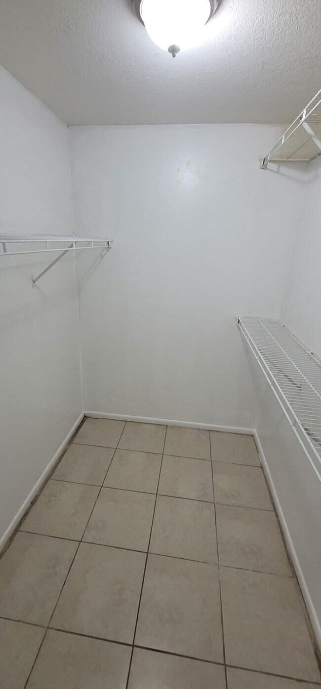 Building Photo - 548 Orange Dr