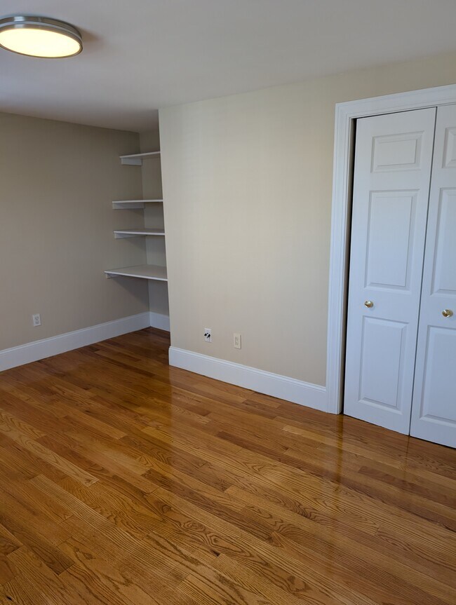 Building Photo - 9 Wall St