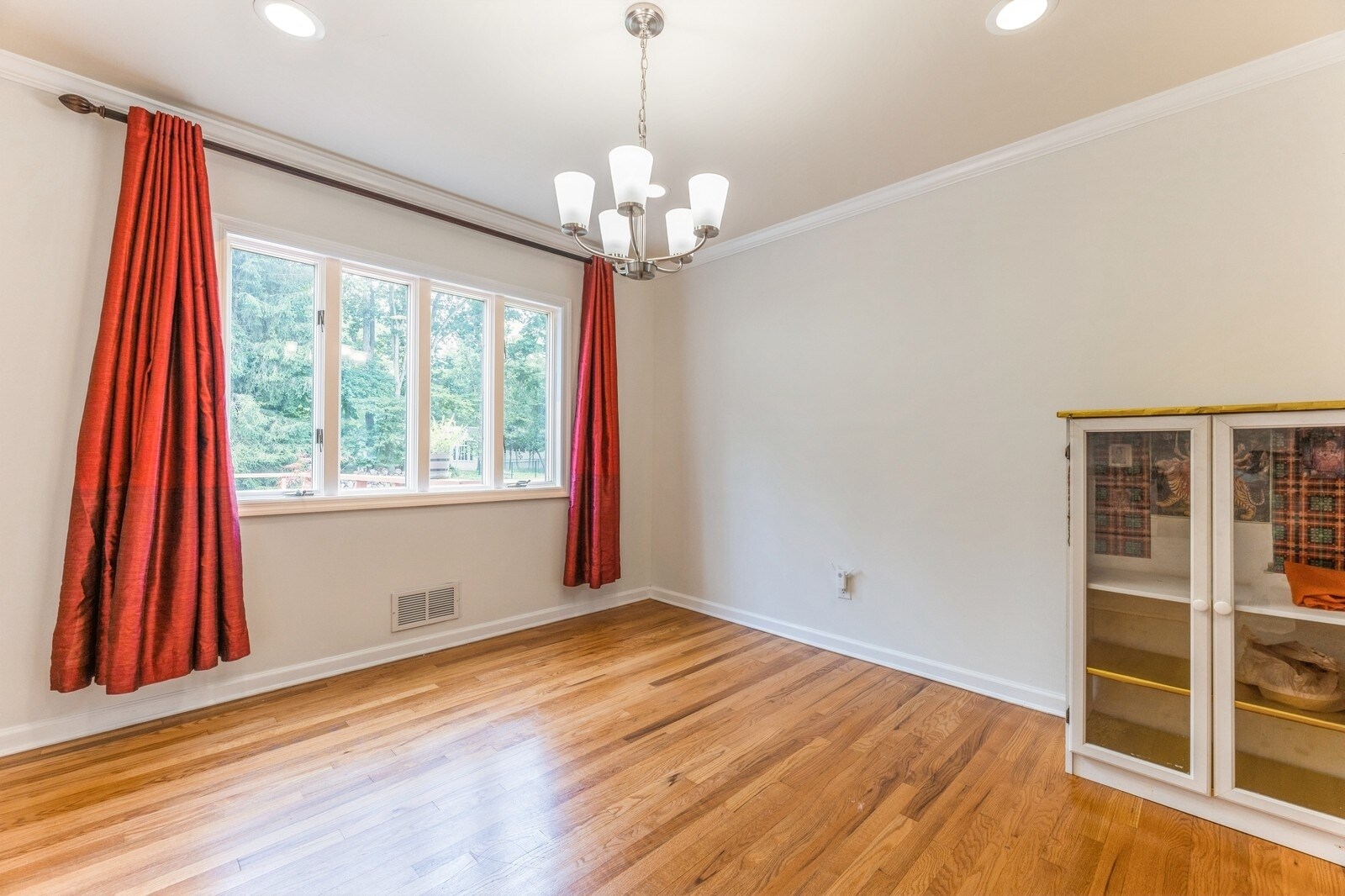 Building Photo - 558 Baylor Ave