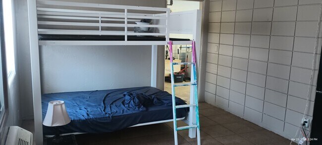 Building Photo - Furnished Beachside Studio