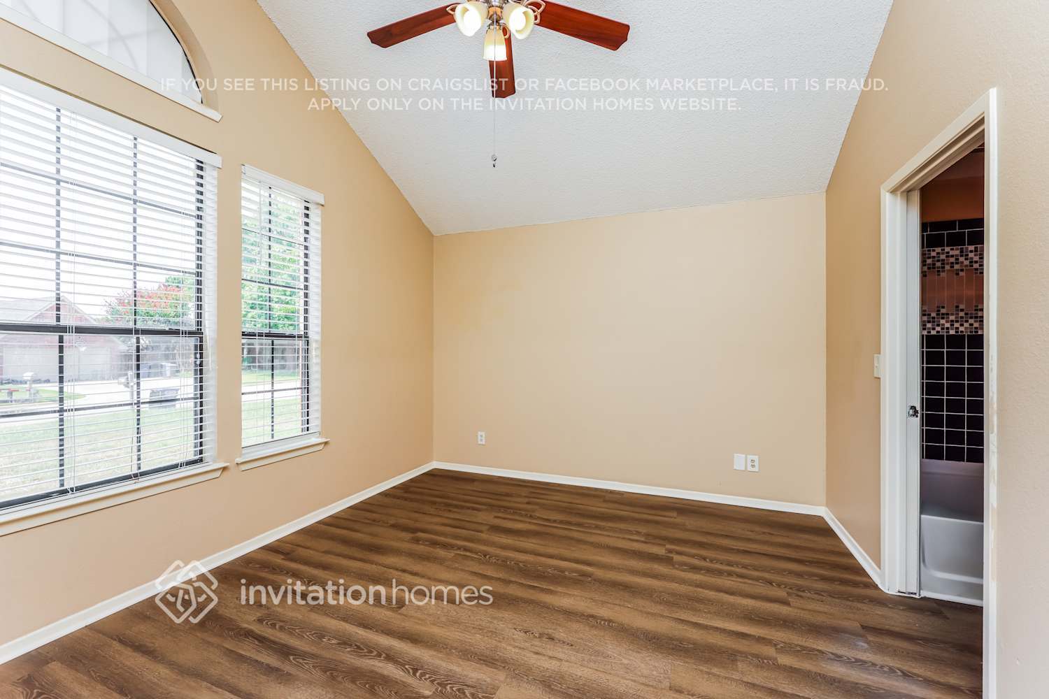 Building Photo - 3216 Cliffview Dr