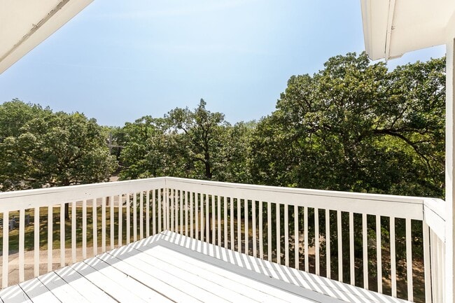 Building Photo - Shawnee Condo all redone close to Shops an...