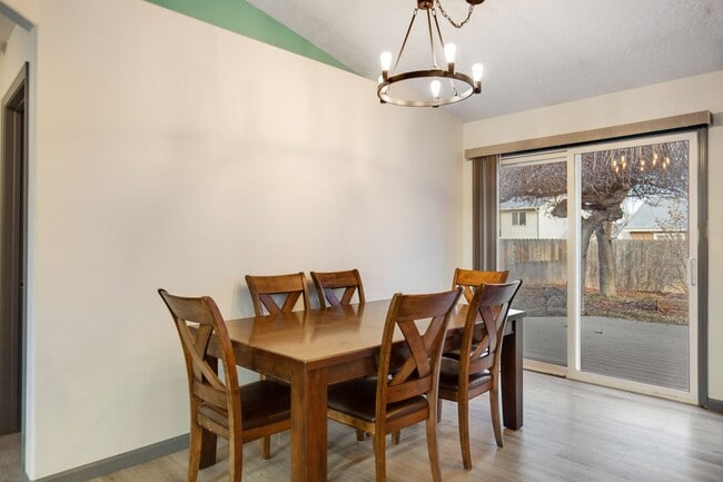 Building Photo - Furnished 3-Bedroom Home with Fenced Yard - Pet Friendly