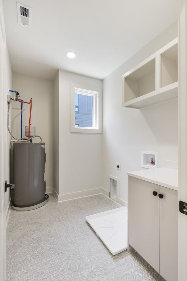 Building Photo - Stunning Salemtown Townhome!