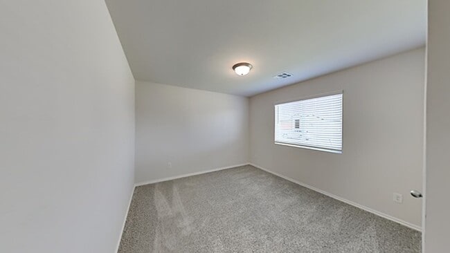 Building Photo - Spacious 4 Bedroom 2 Bathroom Home in Yukon Schools