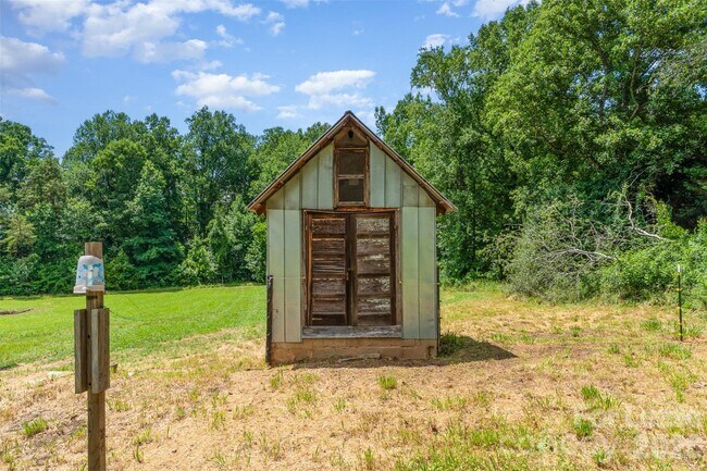 Building Photo - 1164 Bradford Mountain Rd