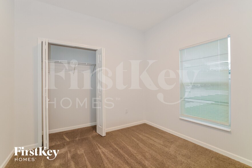 Building Photo - 1050 E Lombardy Dr