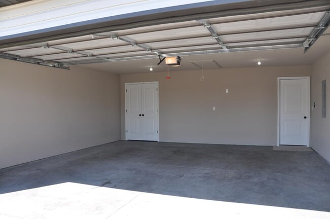 Building Photo - 5727 Abercorn Dr