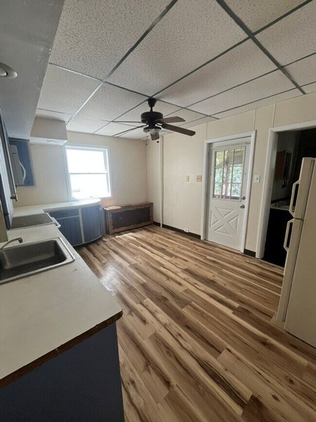 Building Photo - 3 bedroom 1 bathroom