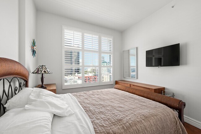 Building Photo - Top Floor Condo in the Gaslamp District!